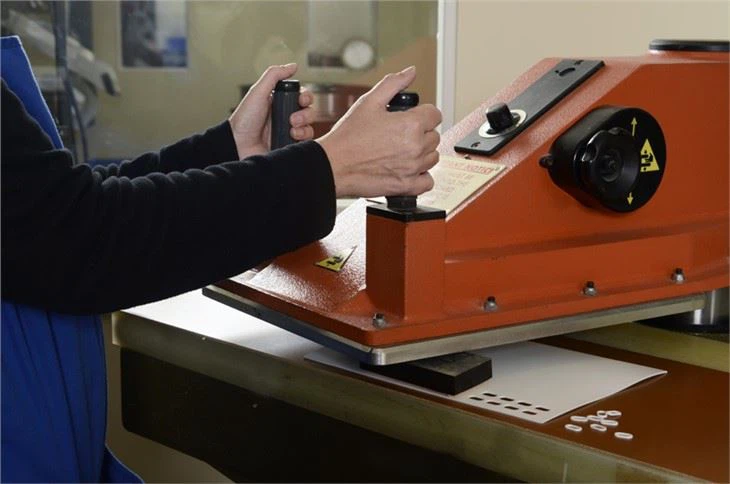 Hydraulic Swing Arm Die Cutting Machine